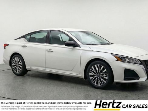 Used 2025 Nissan Altima 2.5 SV image 1