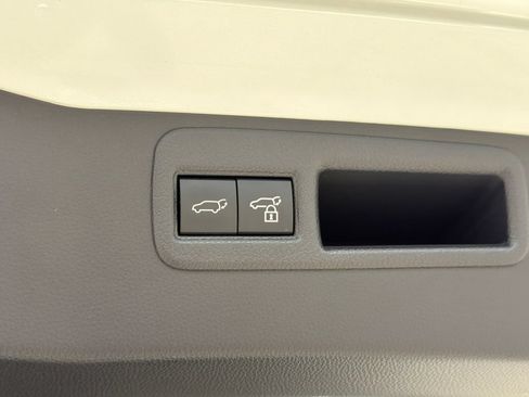 Used 2022 Toyota Venza XLE AWD/4WD image 24