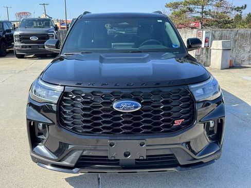 Used 2025 Ford Explorer ST image 2