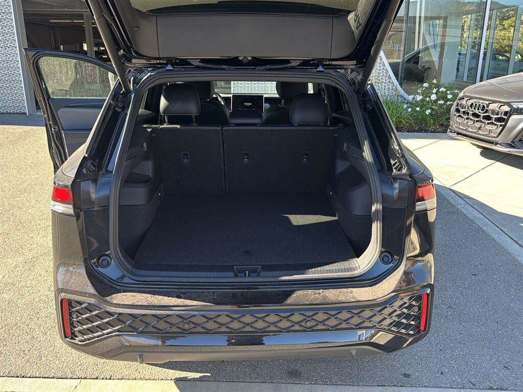 Used 2026 Volkswagen Tiguan SE R-Line FWD image 17