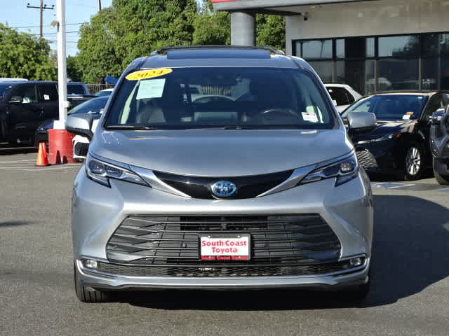 Used 2024 Toyota Sienna Platinum FWD image 3