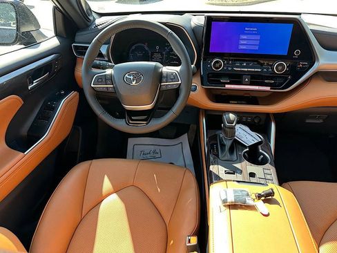 New 2026 Toyota Highlander Platinum AWD/4WD image 12