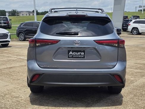 Used 2021 Toyota Highlander XLE FWD image 6