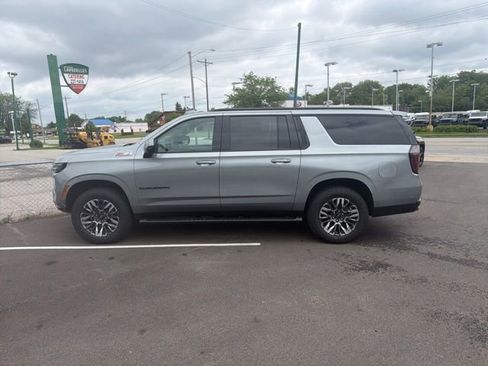 Used 2025 Chevrolet Suburban Z71 AWD/4WD image 2
