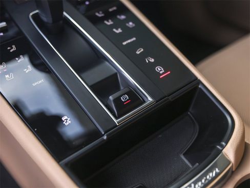 Used 2025 Porsche Macan image 28