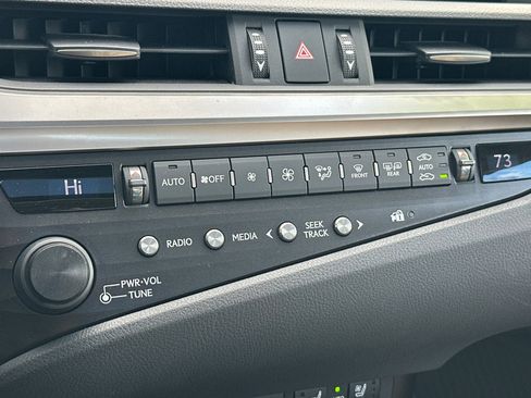 Used 2020 Lexus ES 300h w/ Luxury Package image 19