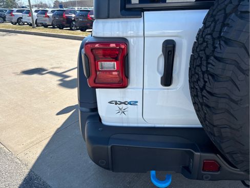Used 2024 Jeep Wrangler Unlimited Rubicon 4xe w/ Capability Package AWD/4WD image 9