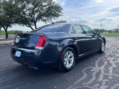 Used 2018 Chrysler 300 Touring RWD image 7