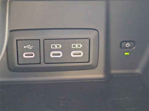 Used 2024 Toyota Venza XLE image 18