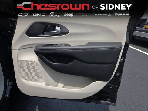 Used 2024 Chrysler Pacifica Touring-L w/ Uconnect Theater Family Group AWD/4WD image 16