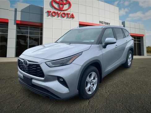 Used 2023 Toyota Highlander LE AWD/4WD image 7