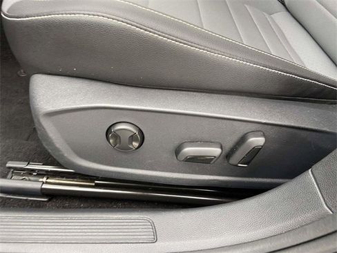 Used 2025 Volkswagen Jetta SE image 14