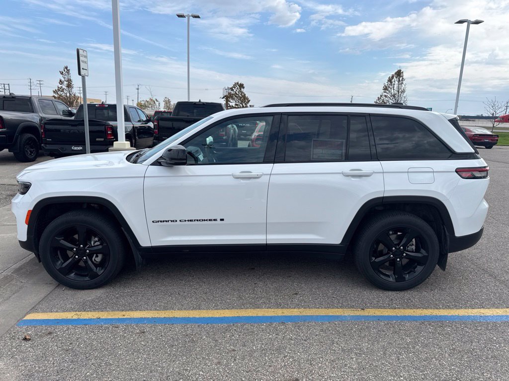 Used 2024 Jeep Grand Cherokee Altitude AWD/4WD image 9