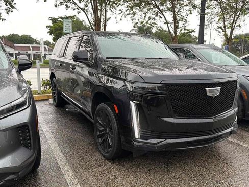 Used 2024 Cadillac Escalade ESV Sport Platinum w/ LPO, ONYX Package AWD/4WD image 2