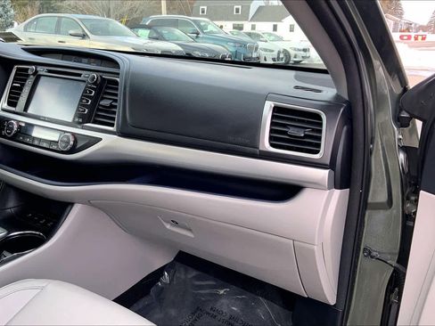 Used 2015 Toyota Highlander XLE image 18