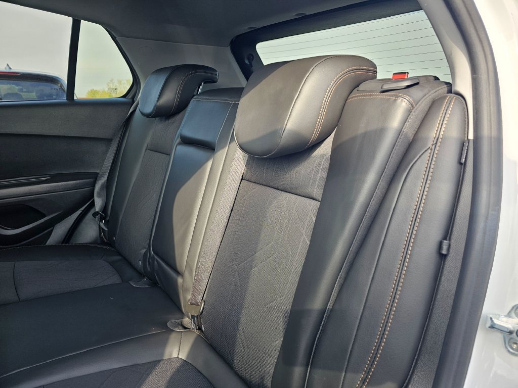 Used 2020 Chevrolet Trax LT w/ LT Convenience Package AWD/4WD image 18