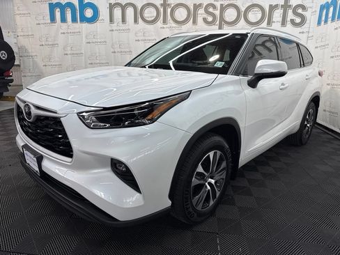 Used 2022 Toyota Highlander XLE AWD/4WD image 1