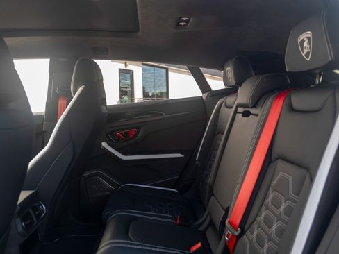 Used 2025 Lamborghini Urus SE AWD/4WD image 35