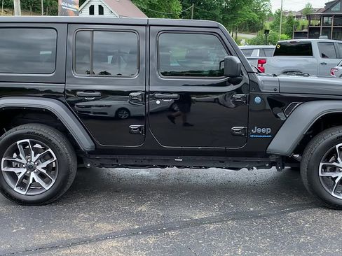 Used 2024 Jeep Wrangler Unlimited w/ Convenience Group AWD/4WD image 5