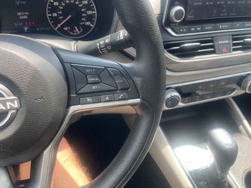 Used 2025 Nissan Altima 2.5 SV FWD image 16