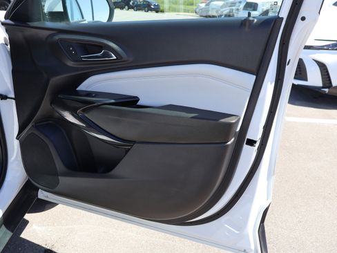 Used 2025 Chevrolet Trax LT w/ LT Convenience Package FWD image 11