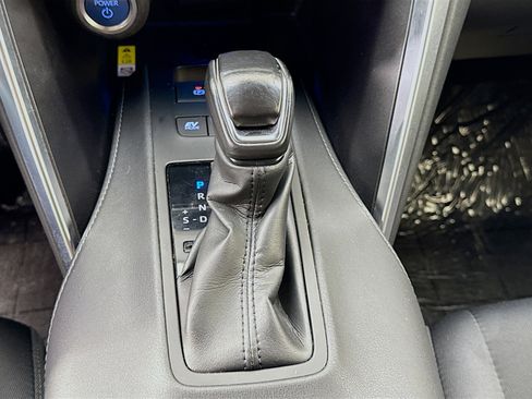 Used 2022 Toyota Venza LE image 16