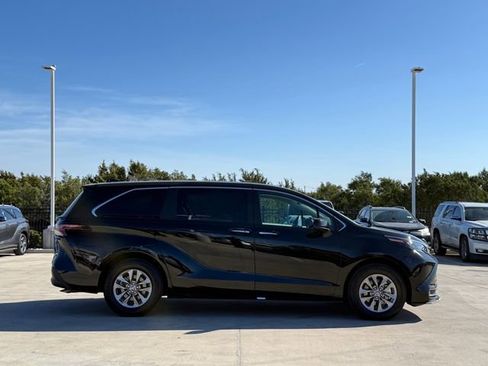 Used 2025 Toyota Sienna XLE image 4
