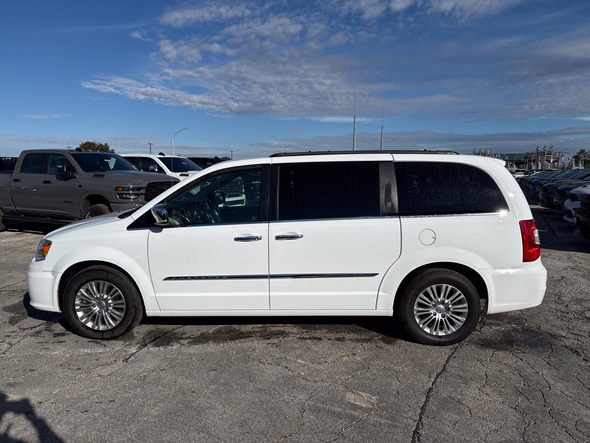Used 2015 Chrysler Town & Country Touring-L w/ Driver Convenience Group FWD image 7