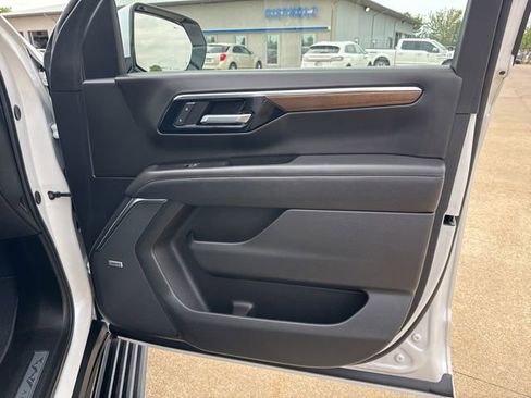 Used 2025 Chevrolet Tahoe High Country AWD/4WD image 30