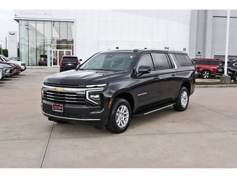 Used 2025 Chevrolet Suburban LT AWD/4WD image 2