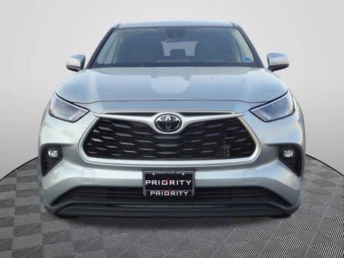 Used 2025 Toyota Highlander LE FWD image 5