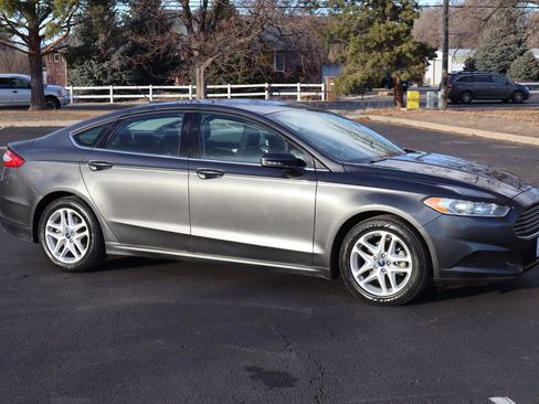 Used 2016 Ford Fusion SE image 2