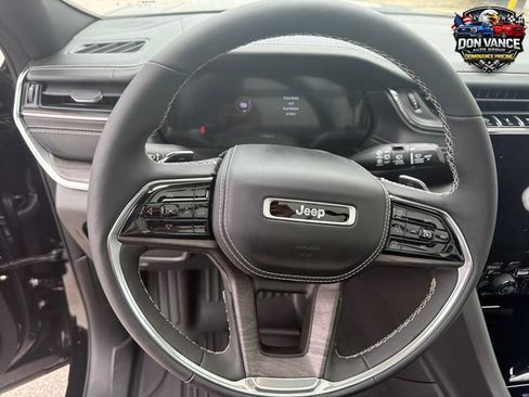 Used 2025 Jeep Grand Cherokee Overland w/ Luxury Tech Group IV AWD/4WD image 14