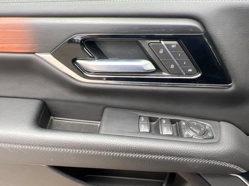 Used 2025 GMC Yukon XL Denali AWD/4WD image 24