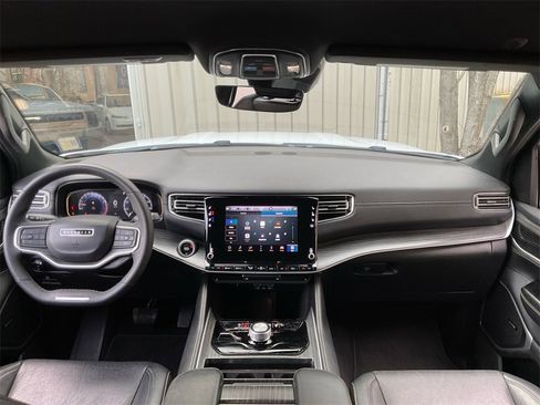 Used 2024 Jeep Wagoneer Series II w/ Flexible Seating Group image 19