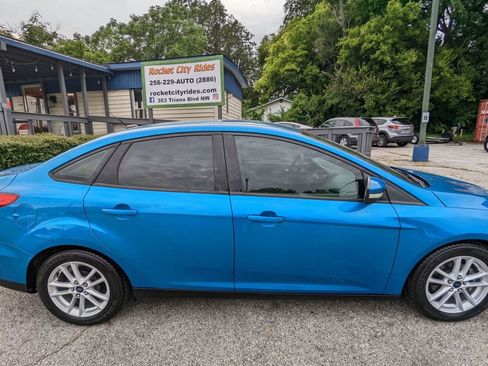 Used 2015 Ford Focus SE FWD image 2