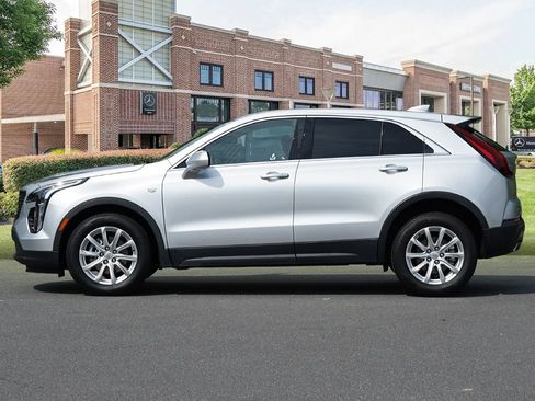 Used 2022 Cadillac XT4 Luxury w/ Cold Weather Package FWD image 8