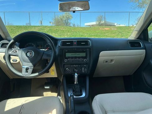 Used 2011 Volkswagen Jetta SE FWD image 5