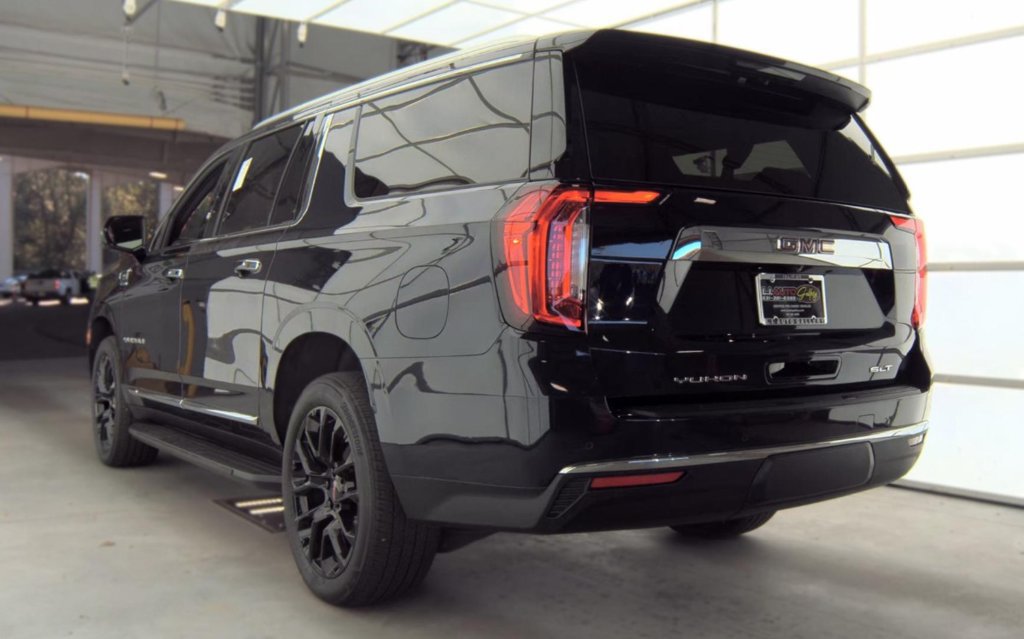 Used 2022 GMC Yukon XL SLT w/ SLT Premium Package AWD/4WD image 6
