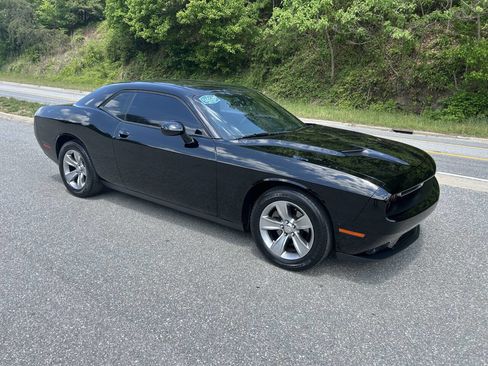 Used 2016 Dodge Challenger SXT RWD image 9