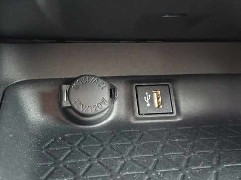 Used 2025 Toyota RAV4 XLE AWD/4WD image 25