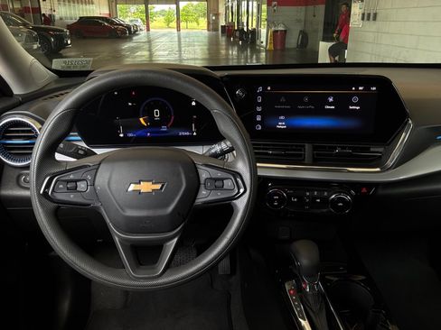 Used 2025 Chevrolet Trax LT FWD image 13