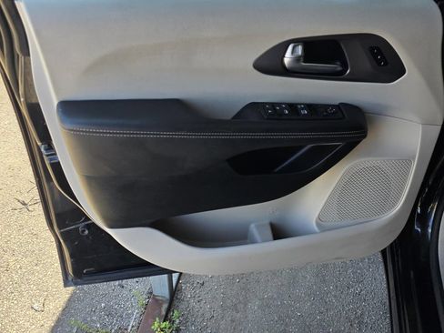 Used 2023 Chrysler Pacifica Touring-L FWD image 33