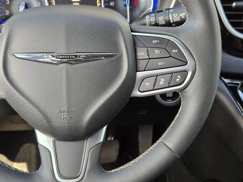 Used 2025 Chrysler Pacifica Select FWD image 22
