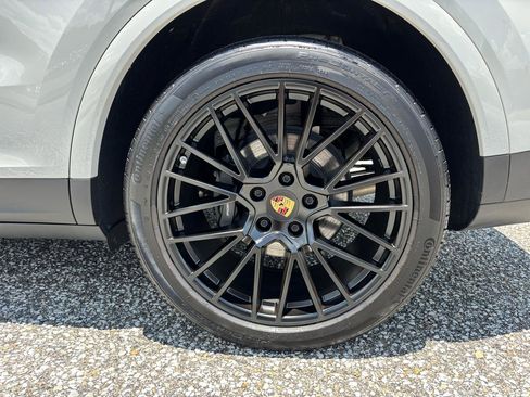 Used 2023 Porsche Cayenne AWD/4WD image 40