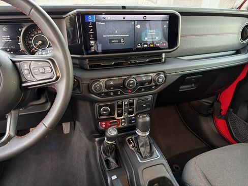 Used 2025 Jeep Wrangler Unlimited Rubicon image 29