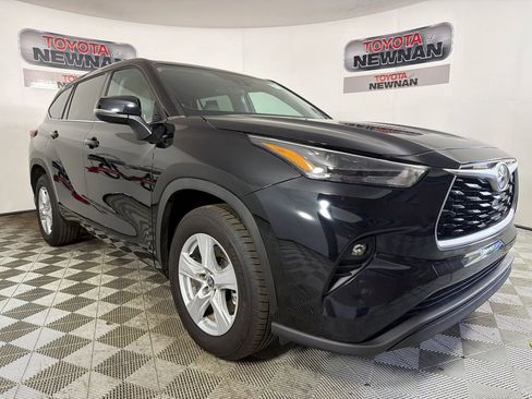 Used 2022 Toyota Highlander LE FWD image 1