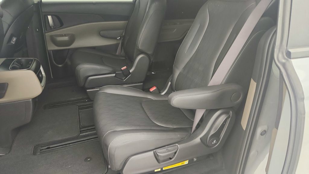 Used 2025 Kia Carnival EX FWD image 24