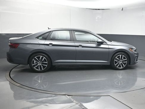 Used 2025 Volkswagen Jetta SE image 8