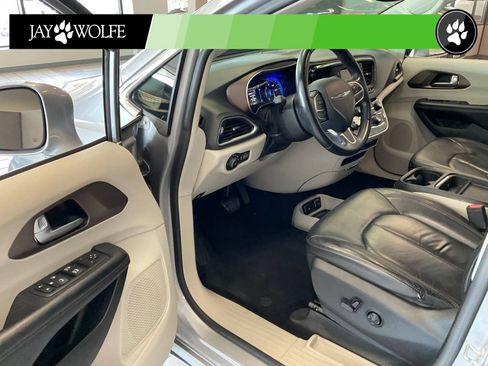 Used 2017 Chrysler Pacifica Touring-L FWD image 9
